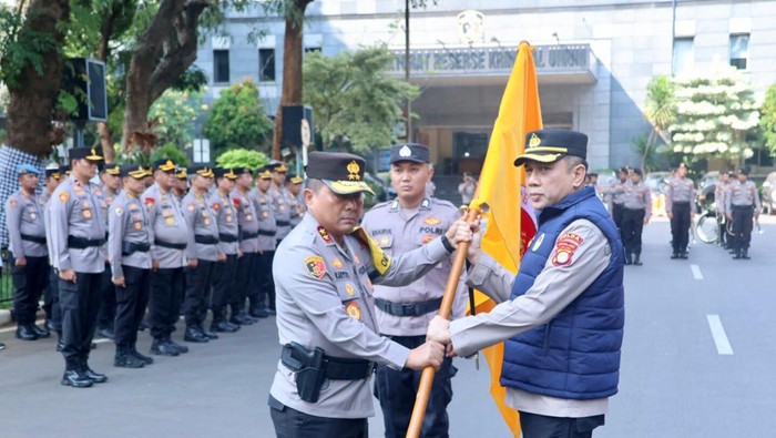 Kapolda Metro Jaya Irjen Karyoto mengukuhkan Pengurus Komite Olahraga Polri.