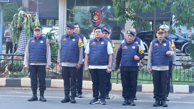 Kapolda Metro Jaya Irjen Karyoto mengukuhkan Pengurus Komite Olahraga Polri.