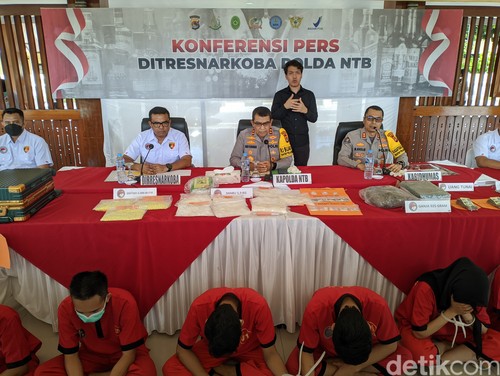 Kapolda NTB Irjen Hadi Gunawan dan Ditresnarkoba Polda NTB Kombes Deddy Supriadi saat melakukan konferensi pers di Polda NTB, Rabu siang (23/10/2024). (Ahmad Viqi/detikBali).