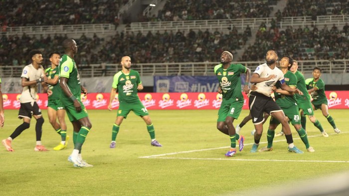Kapten PSM Makassar Yuran Fernandes dikepung pemain Persebaya Surabaya dalam laga Liga 1 2024/2025 di Stadion Gelora Bung Tomo.
