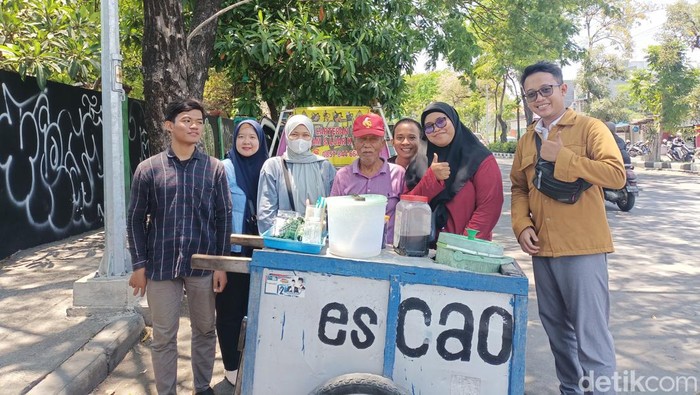 Kegiatan berbagi berkah Komunitas Ketimbang Ngemis Surabaya.