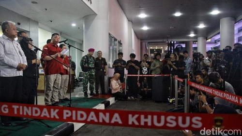 Kapuspenkum Kejagung Harli Siregar bersama Dirdik Jampidsus Kejagung Abdul Qohar memberikan keterangan pers di gedung Kejaksaan Agung, Jakarta, Rabu (23/10/2024) terkait penangkapan tiga Hakim PN Surabaya. Kejaksaan Agung menangkap tiga hakim Pengadilan Negeri Surabaya yang memberikan vonis bebas ke Gregorius Ronald Tannur dalam kasus dugaan pembunuhan Dini Sera, beberapa waktu lalu. Selain itu, Kejagung juga menangkap seorang pengacara dalam perkara itu.