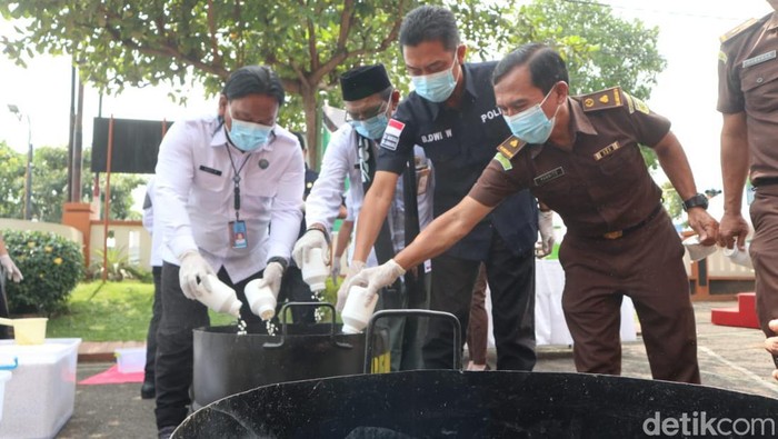 Kejari Jombang musnahkan pil yang menjadi bagian dari narkoba yang dimusnahkan