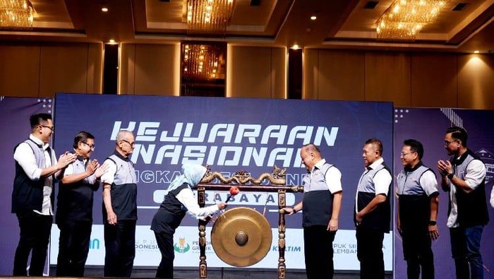 Kejuaraan Nasional (Kejurnas) Angkat Besi Junior U18-U-20 Pupuk Indonesia 2024 resmi dibuka. Ajang ini digelar di Hotel Santika Premiere Gubeng, Surabaya, 22-26 Oktober.