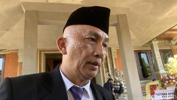 Kepala Dinas Ketenagakerjaan dan ESDM Bali Ida Bagus Setiawan saat ditemui di DPRD Bali beberapa waktu lalu. (Rizki Setyo)