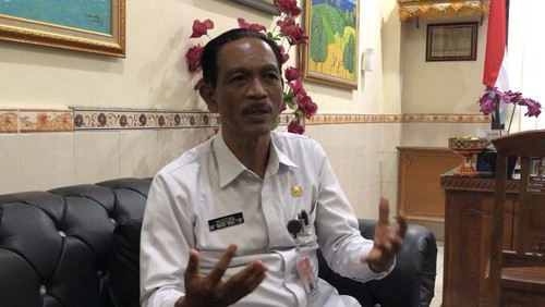 Kepala SMKN 1 Denpasar, I Wayan Mustika, saat ditemui detikBali di ruang kerjanya, Rabu (23/10/2024). (Ida Bagus Putu Mahendra/detikBali)