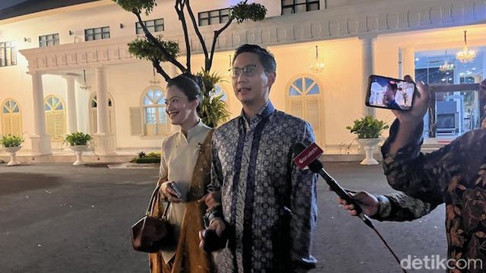 Keponakan Presiden Prabowo Subianto, Budisatrio Djiwandono bersama istrinya tiba di Istana Jakarta pada Rabu (23/10/2024) malam. (Eva/detikcom)