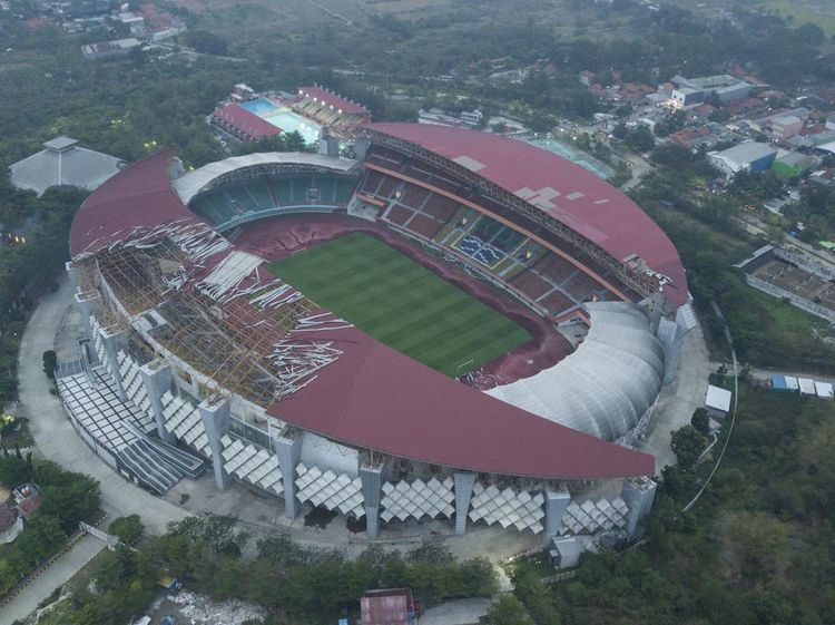Atap Stadion Wibawa Mukti Rusak Diterjang Angin Kencang