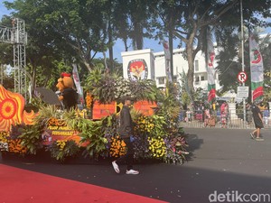 Semarak Kirab Maskot Pilkada Jatim 2024, Ada yang Bagikan Terong-Cabai