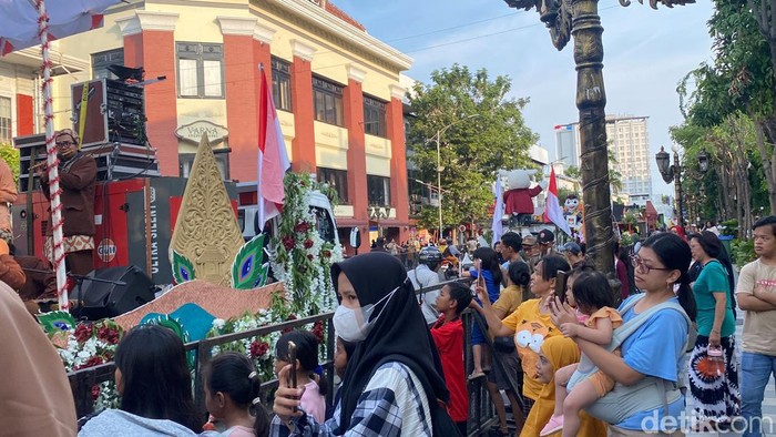 Kirab maskot Pilkada di Surabaya