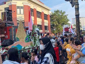 Antusiasme Warga Surabaya Saksikan Kirab Maskot Pilkada 2024
