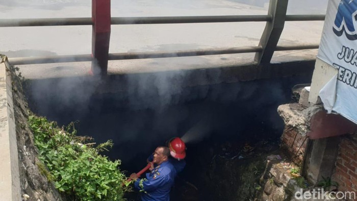 Kolong Jembatan Cilendek, Bogor terbakar.