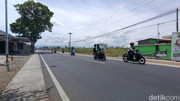Kondisi Jalan Godean di ruas antara Jembatan Sumber Rejo 2 dengan SPBU Sidorejo, Sleman, usai perbaikan, Rabu (23/10/2024).