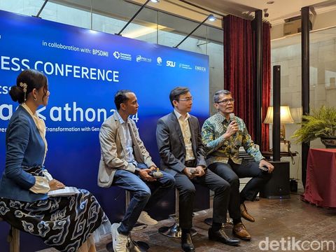 Ketua Umum Dewan Transformasi Digital Industri Indonesia (WANTRII) Ir Fadli Hamsanini (kedua dari kiri) dan Direktur Ericsson Indonesia Ronni Nurmal (kanan) di konferensi pers Ericsson Hackathon 2024