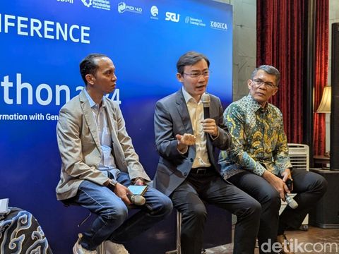 Bo Li, Associate Partner McKinsey & Company (tengah) dan Ketua Umum Dewan Transformasi Digital Industri Indonesia (WANTRII), Ir Fadli Hamsanini (kiri) di konferensi pers Ericsson Hackathon 2024