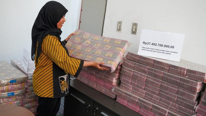 KPK menyetorkan uang rampasan sebesar Rp 37,4 miliar dari kasus korupsi jalan di Bengkalis ke kas negara. (dok. ist)