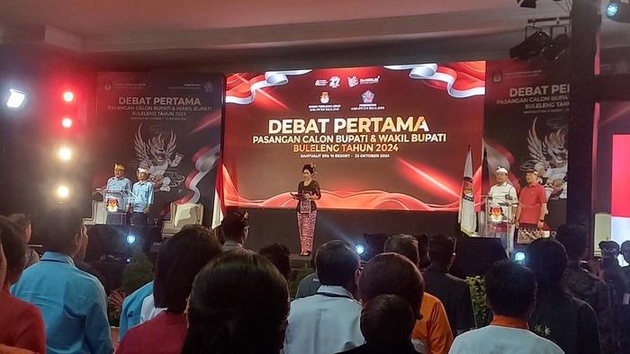 KPU Buleleng menggelar debat perdana pemilihan calon bupati dan wakil bupati Buleleng, Rabu (23/10/2024). (Made Wijaya Kusuma/detikBali)