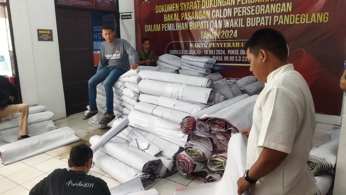 KPU Pandeglang distribusikan APK pasangan calon yang difasilitasi. Dok Aris Rivaldo/detikcom