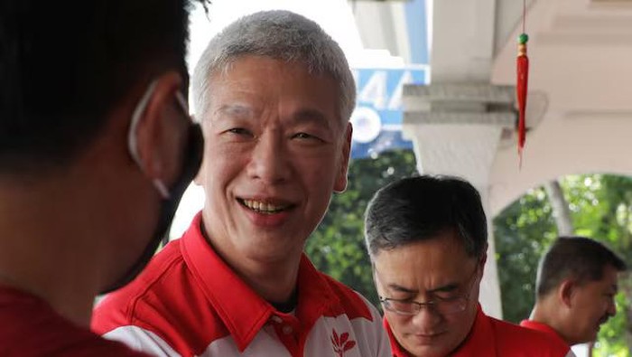 Lee Hsien Yang of the Progress Singapore Party meets residents ahead of the general election in Singapore June 30, 2020. REUTERS/Dawn Chua/File Photo Purchase Licensing Rights