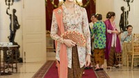 Dalam Instagramnya, Widiyanti sering juga lho membagikan kegiatannya menghadiri beragam acara dengan mengenakan kebaya. Ini saat dirinya berada di Dalem Wuryaningratan, Surakarta.