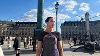 Dalam captionnya, Widiyanti menuliskan jika dia memakai dress songket karya dari Mas Didit, putra Prabowo saat berpose di Place Vendôme, Prancis.