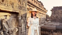 Tentu kamu tahu dong, ini ada di mana? Ya, Widiyanti berpose di Candi Borobudur.