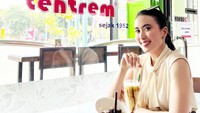Momennya saat menikmati Es Krim Tentrem yang legendaris di Solo.