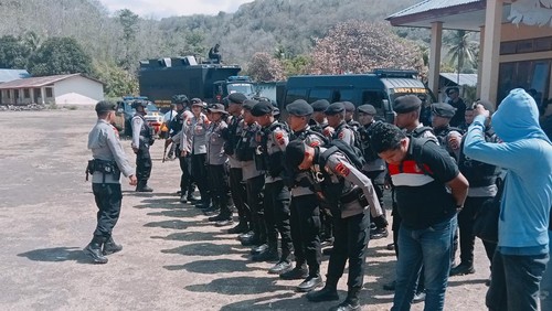 Sejumlah personel Polda NTT tiba di lokasi bentrok warga dua desa di Flores Timur, Rabu (23/10/2024).