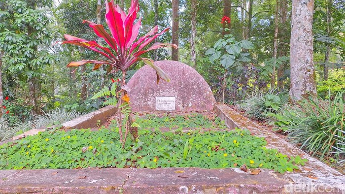 Makam Rudolf Eduard Kerkhoven dan istrinya di Perkebunan Teh Gambung, Desa Mekarsari, Kecamatan Pasirjambu, Kabupaten Bandung.