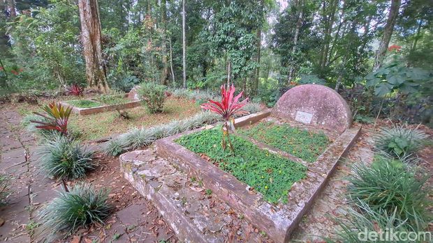 Makam Rudolf Eduard Kerkhoven dan istrinya di Perkebunan Teh Gambung, Desa Mekarsari, Kecamatan Pasirjambu, Kabupaten Bandung.