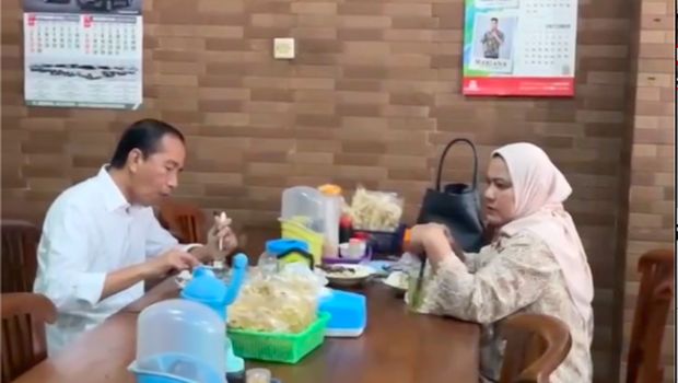 Mantan Presiden RI ke-7 Joko Widodo mengunggah sebuah video di laman Instagram pribadinya yang menampilkan dirinya makan di sebuah warung sate di Sukoharjo bersama istri. Mantan Presiden RI ke-7 Joko Widodo mengunggah sebuah video di laman Instagram pribadinya yang menampilkan dirinya makan di sebuah warung sate di Sukoharjo bersama istri. (Instagram @jokowi)