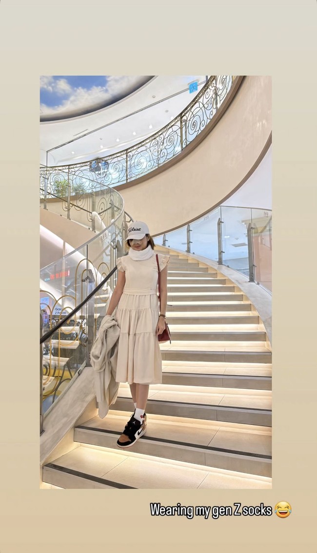 Setelah menjalani operasi plastik Maya terlihat sudah bisa jalan-jalan meski dengan wajah yang masih diperban. Awal-awal setelah operasi Maya juga mengungkapkan jika wajahnya masih bengkak-bengkak dan memar sehingga merasa kesulitan untuk makan. Foto: Instagram/@mayaseptha7