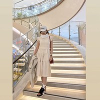 Setelah menjalani operasi plastik Maya terlihat sudah bisa jalan-jalan meski dengan wajah yang masih diperban. Awal-awal setelah operasi Maya juga mengungkapkan jika wajahnya masih bengkak-bengkak dan memar sehingga merasa kesulitan untuk makan. Foto: Instagram/@mayaseptha7