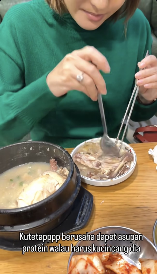 Sayangnya Maya masih enggan memamerkan wajah barunya itu ke publik. Namun sebagian wajahnya sudah terlihat di salah satu unggahan Story Instagramnya. Tampaknya kini wajah Maya jadi terlihat lebih tirus dengan hidung yang juga semakin mancung. Foto: Instagram/@mayaseptha7