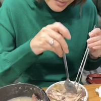 Sayangnya Maya masih enggan memamerkan wajah barunya itu ke publik. Namun sebagian wajahnya sudah terlihat di salah satu unggahan Story Instagramnya. Tampaknya kini wajah Maya jadi terlihat lebih tirus dengan hidung yang juga semakin mancung. Foto: Instagram/@mayaseptha7