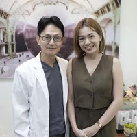 Melalui akun Instagram pribadinya Maya Septha membagikan perjalanan dirinya menjajal operasi plastik di Korea. Dalam salah satu unggahannya Maya mengungkapkan jika dirinya memilih dokter yang memang sudah profesional dan berpengalaman 20 tahun di bidang face contouring. Foto: Instagram/@mayaseptha7