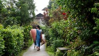 Penduduk setempat dengan suasana sejuk dan hijau di Shillong, Maghalaya. (Getty Images)