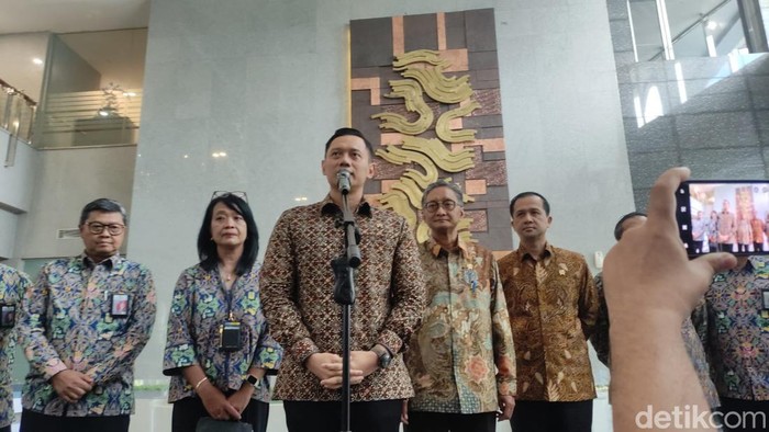 Menko bidang Infrastruktur dan Pembangunan Kewilayahan, Agus Harimurti Yudhoyono (AHY) menyampaikan rencana prioritas dalam 100 hari menjabat. (Rumondang N/detikcom)