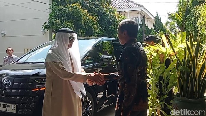 Menteri Toleransi Uni Emirat Arab (UEA) Sheikh Nahyan bin Mubarak Al Nahya berkunjung ke kediaman Joko Widodo (Jokowi) di Kelurahan Sumber, Kecamatan Banjarsari, Kota Solo, Rabu (23/10/2024).