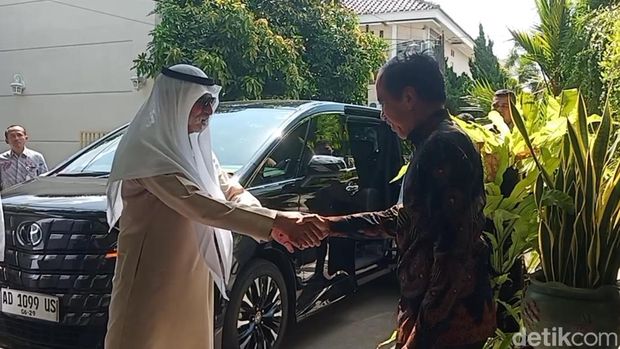 Menteri Toleransi Uni Emirat Arab (UEA) Sheikh Nahyan bin Mubarak Al Nahya berkunjung ke kediaman Joko Widodo (Jokowi) di Kelurahan Sumber, Kecamatan Banjarsari, Kota Solo, Rabu (23/10/2024).