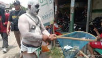 Tampak juga wanita berdandan bak ratu saat menaiki kereta kencana. Kreasi itu digambarkan sebagai Nyi Mas Subang Larang.