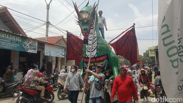 Potret Macan Raksasa dan Naga Diarak di Bunder Indramayu
