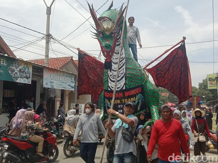 Potret Macan Raksasa dan Naga Diarak di Bunder Indramayu