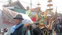 Replika hewan buas seperti macan putih turut mengikuti barisan arak-arakan di Desa Kedokanbunder, Kecamatan Kedokan Bunder, Kabupaten Indramayu.