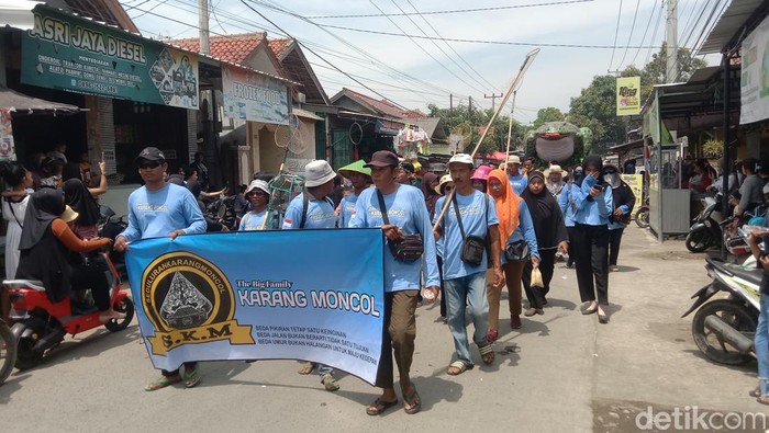 Menyambut kegiatan Ngunjung Nyi Mas Ratu Ayu Kawunganten di Desa Kedokanbunder, Kecamatan Kedokan Bunder, Kabupaten Indramayu, warga mengikuti kegiatan arak-arakan, Rabu (23/10/2024).