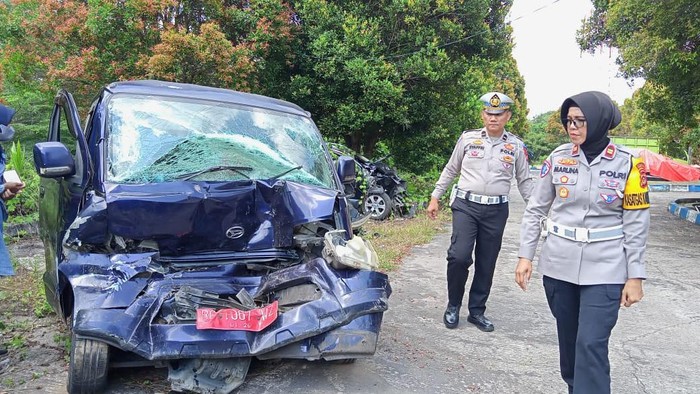 Mobil pelat merah asal Pagar Alam terlibat kecelakaan di Prabumulih.
