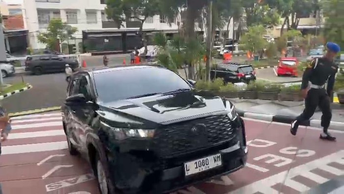 Mobil yang menganngkut trio hakim yang terjaring OTT kasus suap vonis bebas Ronald Tannur