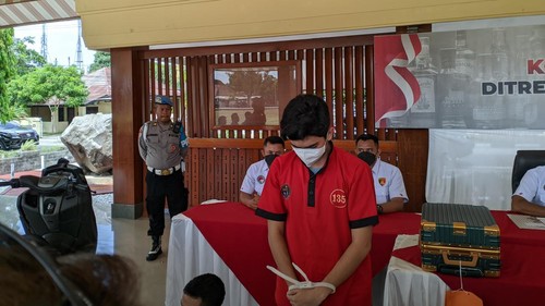 Kurir sabu dan ribuan pil ekstasi, MR, di Polda NTB, Rabu (23/10/2024).