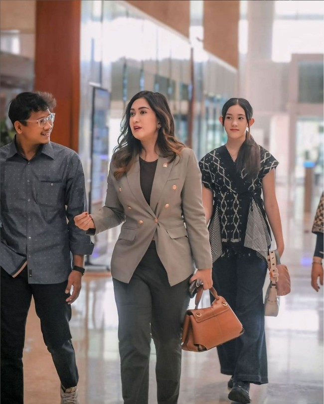 Blazer dan jas tampaknya menjadi busana andalan mantan bintang sinetron ini. Seperti yang dikenakannya kali ini, Nafa Urbach memilih jas double breasted warna abu-abu yang dipadukan dalaman serta celana hitam. Foto: Instagram/@nafaurbach