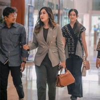 Blazer dan jas tampaknya menjadi busana andalan mantan bintang sinetron ini. Seperti yang dikenakannya kali ini, Nafa Urbach memilih jas double breasted warna abu-abu yang dipadukan dalaman serta celana hitam. Foto: Instagram/@nafaurbach